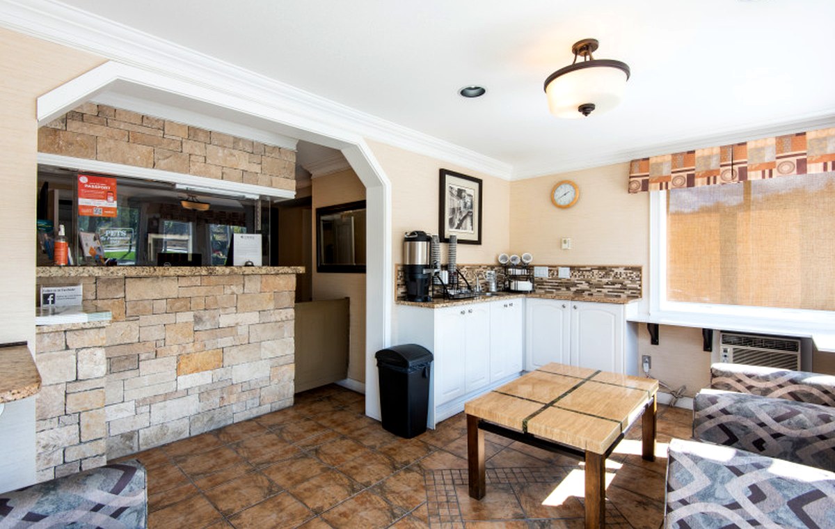 Front desk and coffee area in the Rodeway Inn & Suites Kamloops lobby